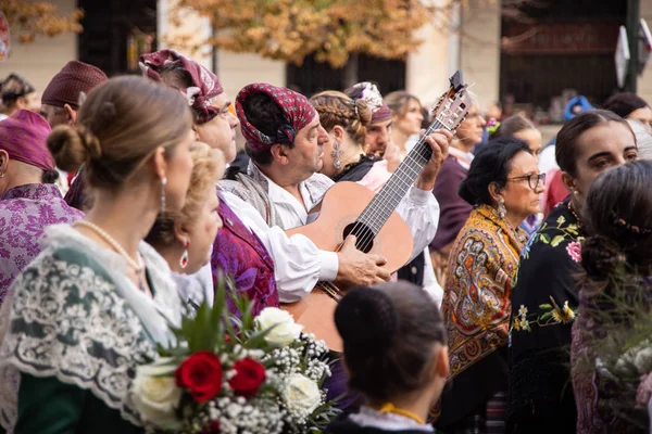 Сарагоса Испания Октября 2019 Года Люди Одетые Региональные Костюмы Подарок — стоковое фото