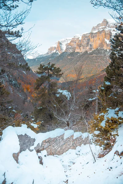 Pireneler İspanya 'da karlı sonbaharda Ordesa Ulusal Vadisi