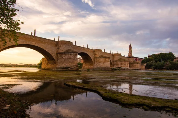 Ebro Rivier Door Zaragoza Stad Voor Stenen Brug Stockafbeelding