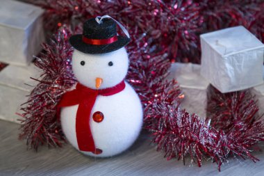 Noel dekorasyonları ahşap yüzeyde içinde küçük kardan adam