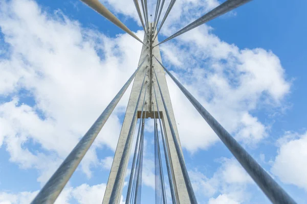 Onderstaande schot van brug structuur met draden op achtergrond van — Stockfoto