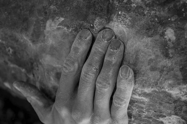 Close-up van zwart-wit schot van mannenhand in krijt holding rock — Stockfoto