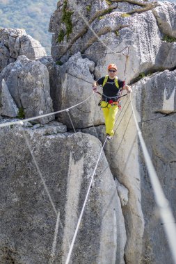 Güneşli Tibet köprüde genç adam