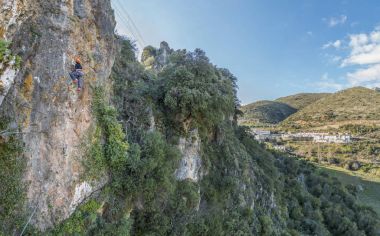 Yukarı tırmanma kadın bir via ferrata