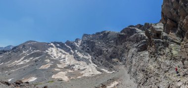 Adam tırmanma yüksek dağ