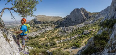 Adam tırmanma yüksek dağ