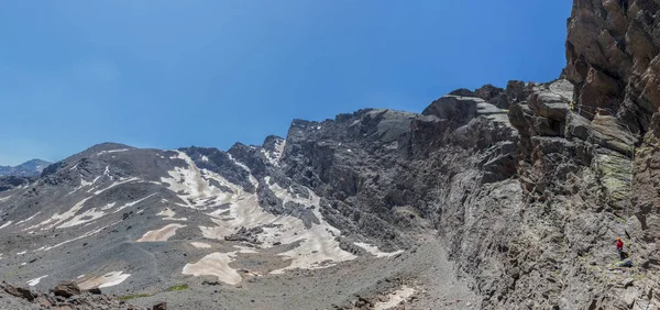 Uomo arrampicata alta montagna — Foto Stock