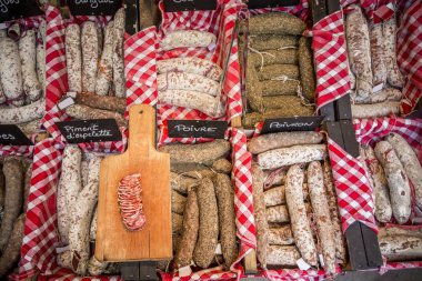 Çeşitli lezzetli sosis