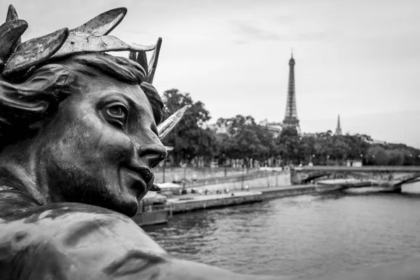 Standbeeld op de pont alexandre iii in Parijs — Stockfoto