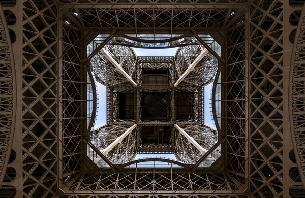 Torre Eiffel de baixo — Fotografia de Stock