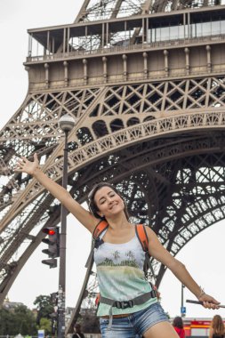 Effiel Kulesi, gülümseyen kadın