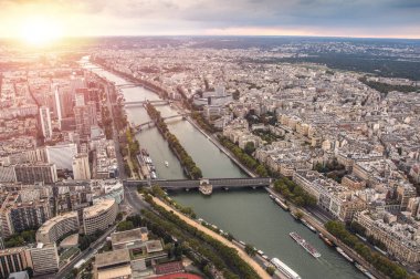 Paris'te Seine Nehri üzerinde günbatımı