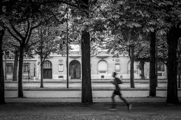 Homme courant dans la rue — Photo