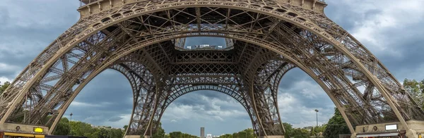 Parte inferior da Torre Eiffel em Paris — Fotografia de Stock