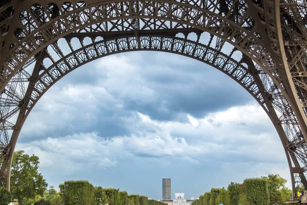 Dolnej części wieży Eiffla w Paryżu — Zdjęcie stockowe