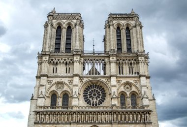 Notre-Dame Katedrali Paris, Fransa'da bulutlu gökyüzü üzerinde