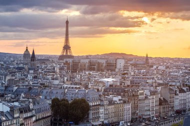 Eyfel Kulesi silueti batımında Paris manzaralı