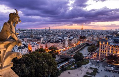 Notre Dame de Paris üzerinde çirkin yaratık gün batımında