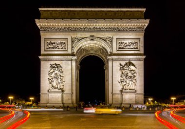 Karanlık gece Paris Arc de Triomphe'ye