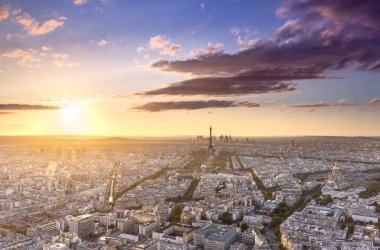 Paris şehri gün batımında