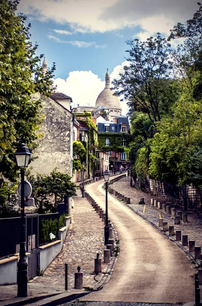 Uitzicht op oude straat in Montmartre in Parijs, Frankrijk — Stockfoto