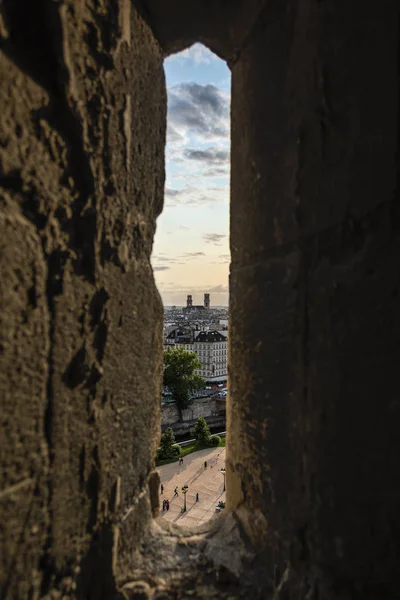 Узкое окно в каменной стене с видом на красивый Париж citysca — стоковое фото