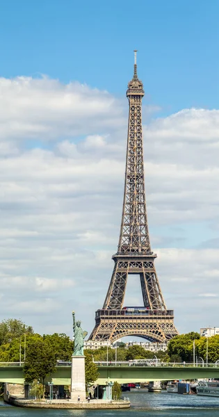 Paris'te Eyfel Kulesi ve Özgürlük heykeli — Stok fotoğraf