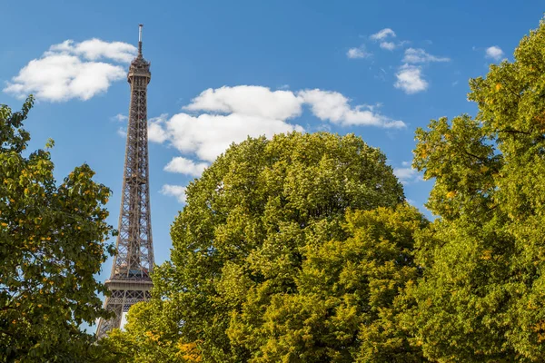 Eiffel Tower in summer on blue sky — Stock Photo, Image