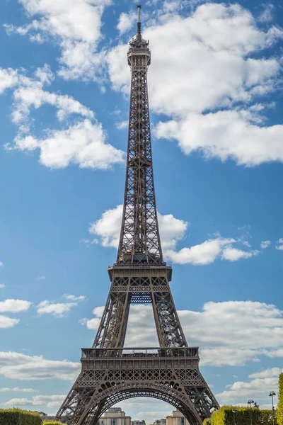 Eiffel Tower in summer on blue sky — Stock Photo, Image