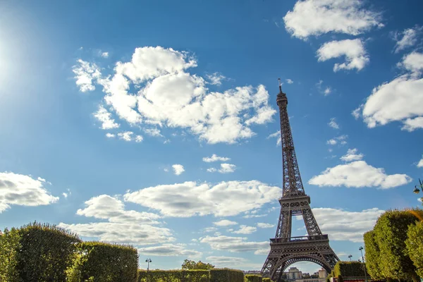 Torre Eiffel no verão no céu azul — Fotografia de Stock