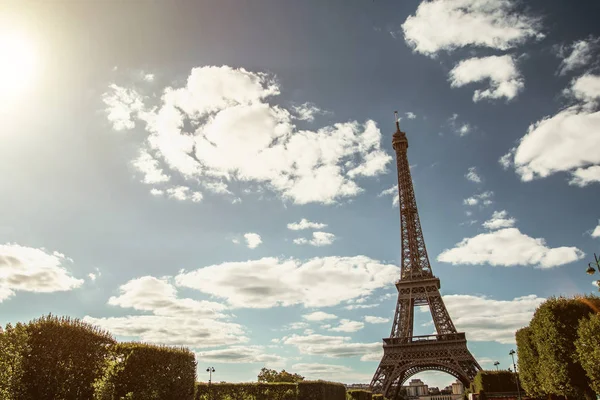 Tour Eiffel en été sur ciel bleu — Photo