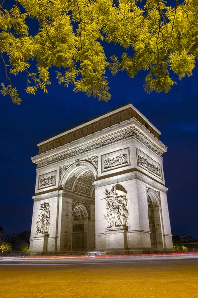 Şanzelize Paris'te gece mavi gökyüzü — Stok fotoğraf