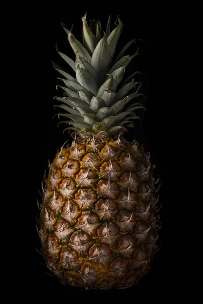 Close-up van ananas op zwarte achtergrond — Stockfoto