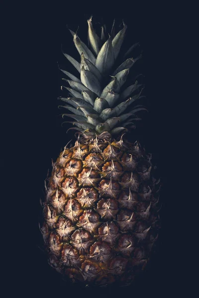 Close-up van ananas op zwarte achtergrond — Stockfoto