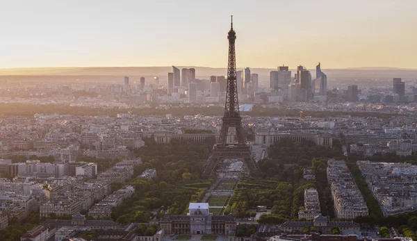 日落时在巴黎埃菲尔铁塔 — 图库照片