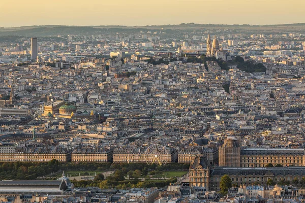 金色日落的巴黎圣心大教堂 — 图库照片
