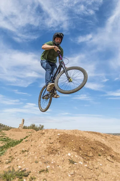 Giovane che vola in bici Dirtjump — Foto Stock