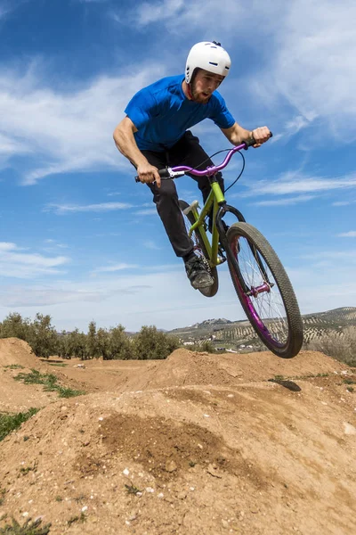 Young man flying on dirtjump bike — Stock Photo, Image