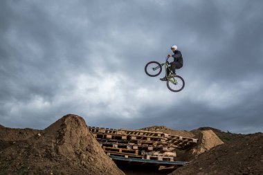 Genç adam dirtjump devre delik üstünden atlayarak