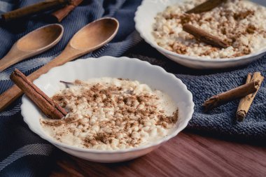 Tarçın ile pişmiş kremalı sütlaç