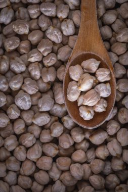 Tahta kaşıkla çiğ nohut