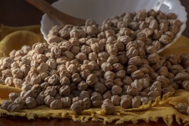 Pişmemiş kuru nohut dökülen yığını