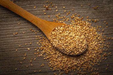 Tahta kaşık ile altın susam dolu