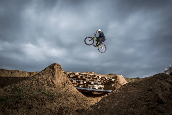 Young man jumping over hole in dirtjump circuit — Stock Photo, Image