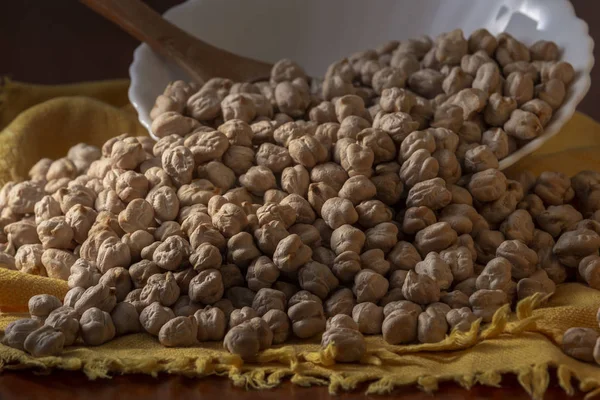 未煮干鹰嘴豆溢流桩 — 图库照片