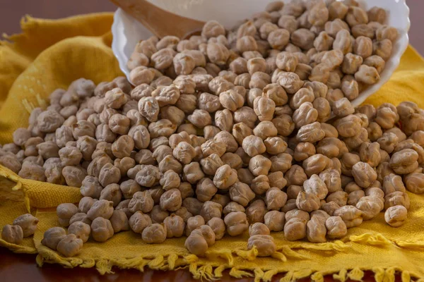 生の乾燥豆のこぼれた杭 — ストック写真