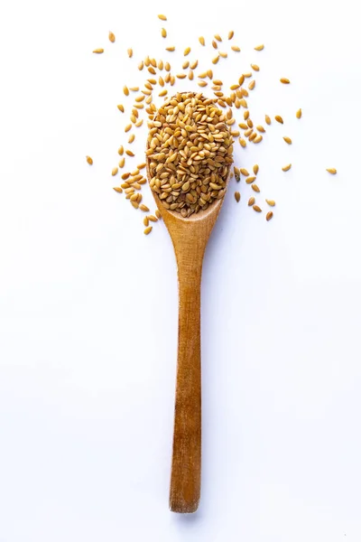白い背景のキノア穀物の完全スプーン — ストック写真