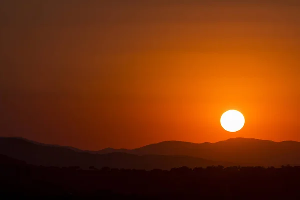 Silueta de montañas al atardecer —  Fotos de Stock