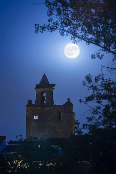 Klocktornet i kyrkan med super moon — Stockfoto