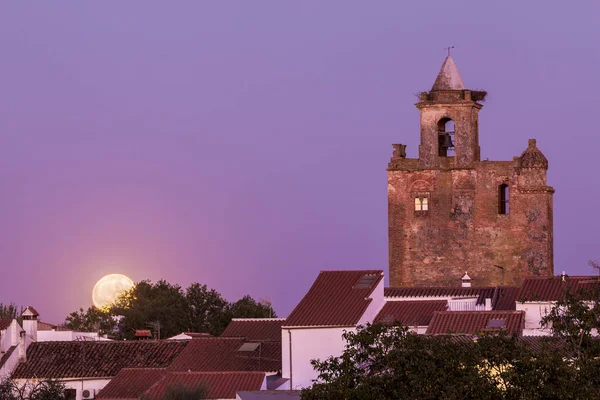 Glockenturm der Kirche mit Supermond — Stockfoto